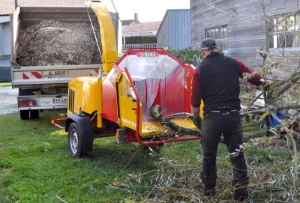 Broyeur de branches sur châssis routier