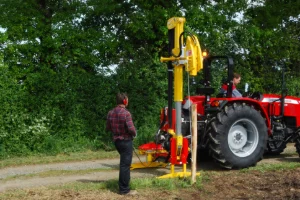 Enfonce-pieux à percussions sur tracteur